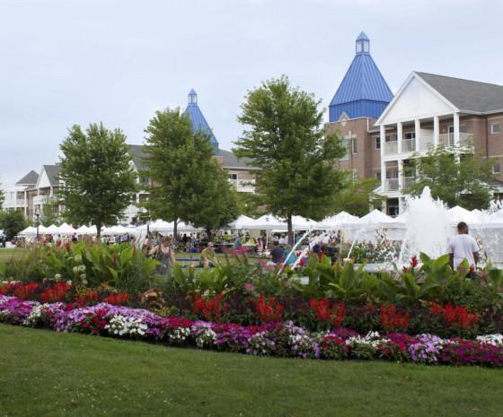 Shoppers find delectable options at the Kenosha Harbor Market. 